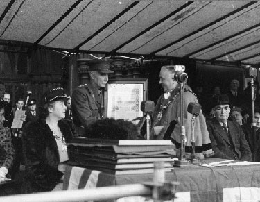 Colonel Dorling receiving the framed resolution parchment from the Lord Mayor of Manchester at a ceremeony in Albert Square, MAnchester to honour the Regiment.
